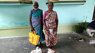 Mit den Spenden aus dem Corona-Hilfsfond unterstützt SAVE Wanderarbeiter*innen der Textilbranche in Indien © SAVE